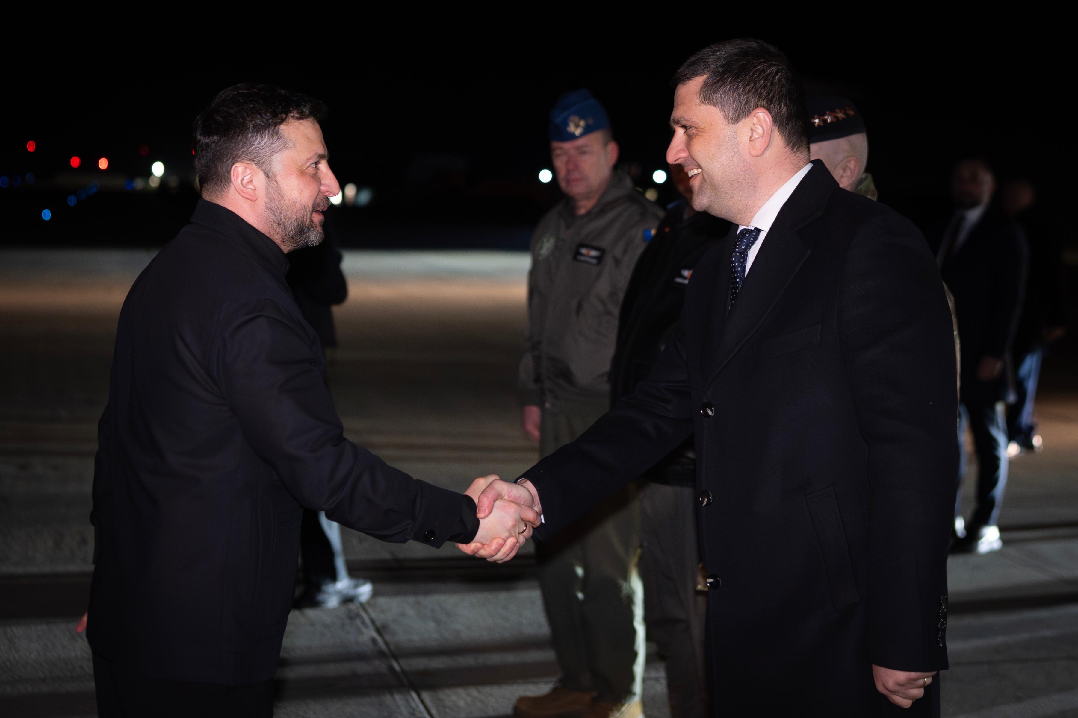 Minister of National Defence, Radu Miruță, and the President of Ukraine, Volodymyr Zelensky, at the 86th Air Base, in Borcea